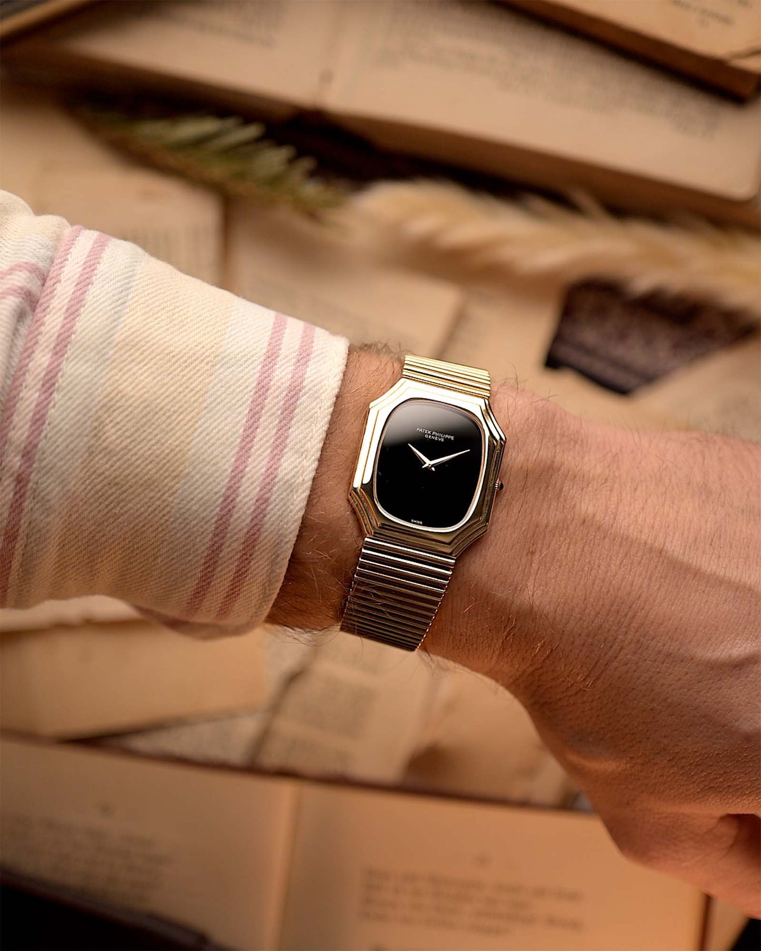 Royal Attractive Moon Phase G65s Classic Shield