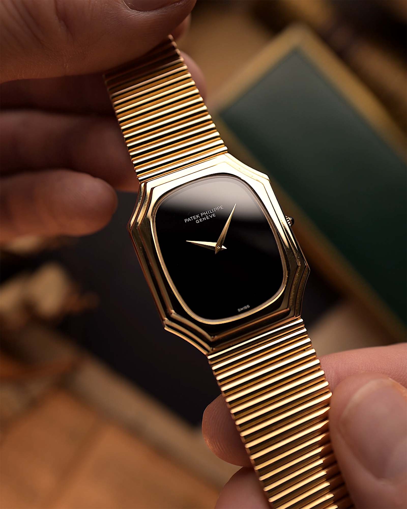 Royal Attractive Moon Phase G65s Classic Shield