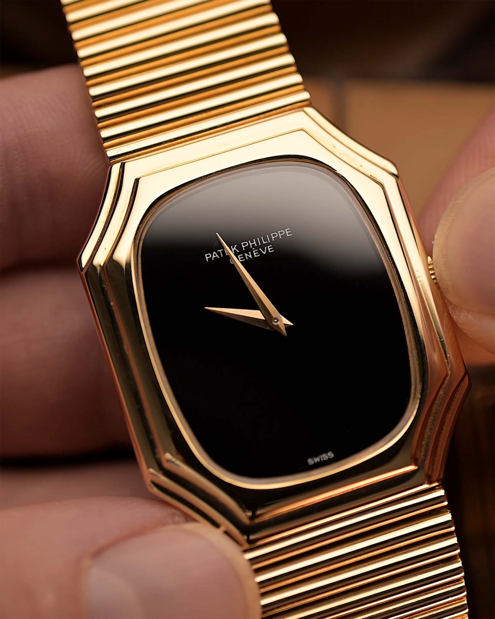 Royal Attractive Moon Phase G65s Classic Shield