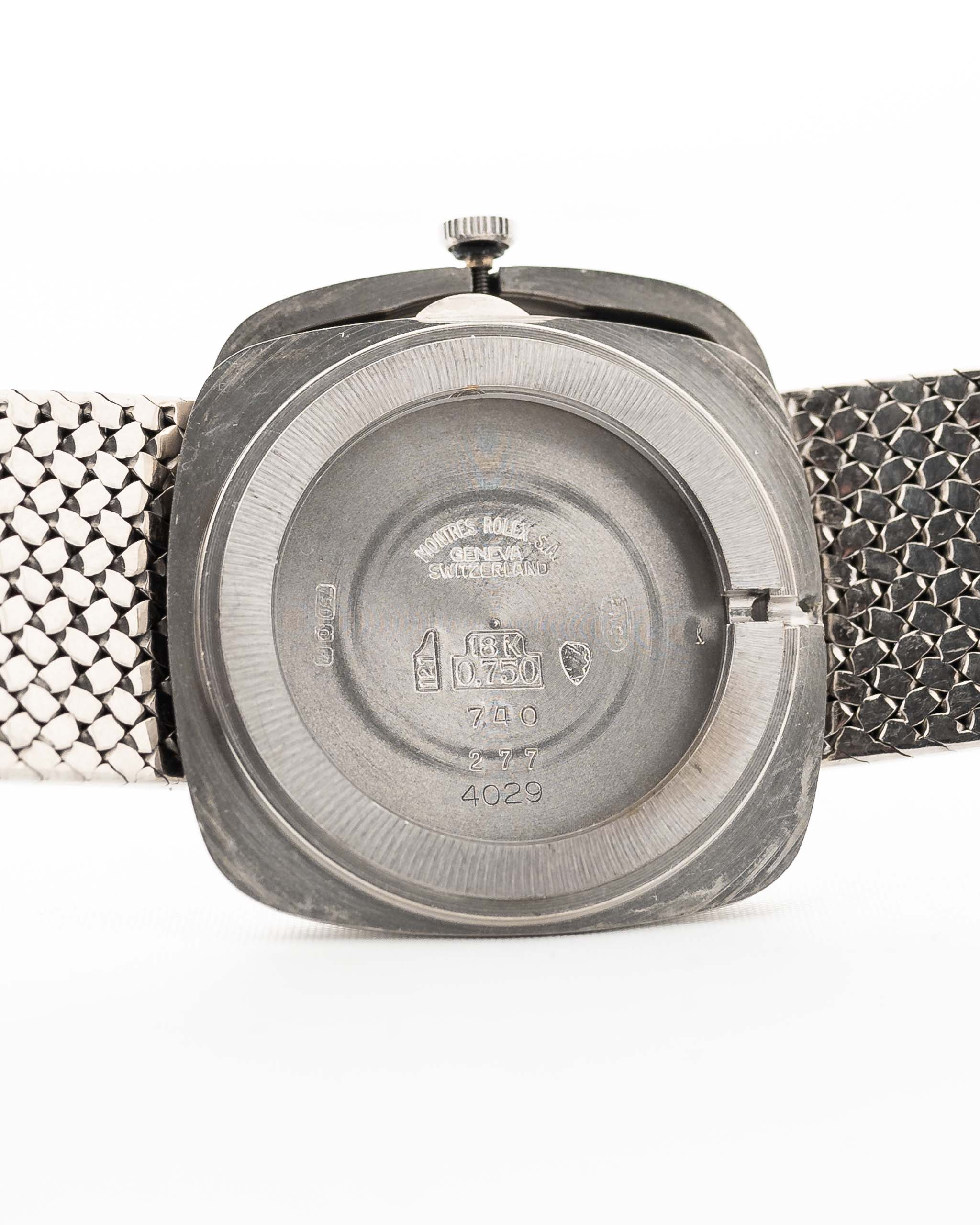 Royal Vintage 18k Blue Moon Royal Attraction