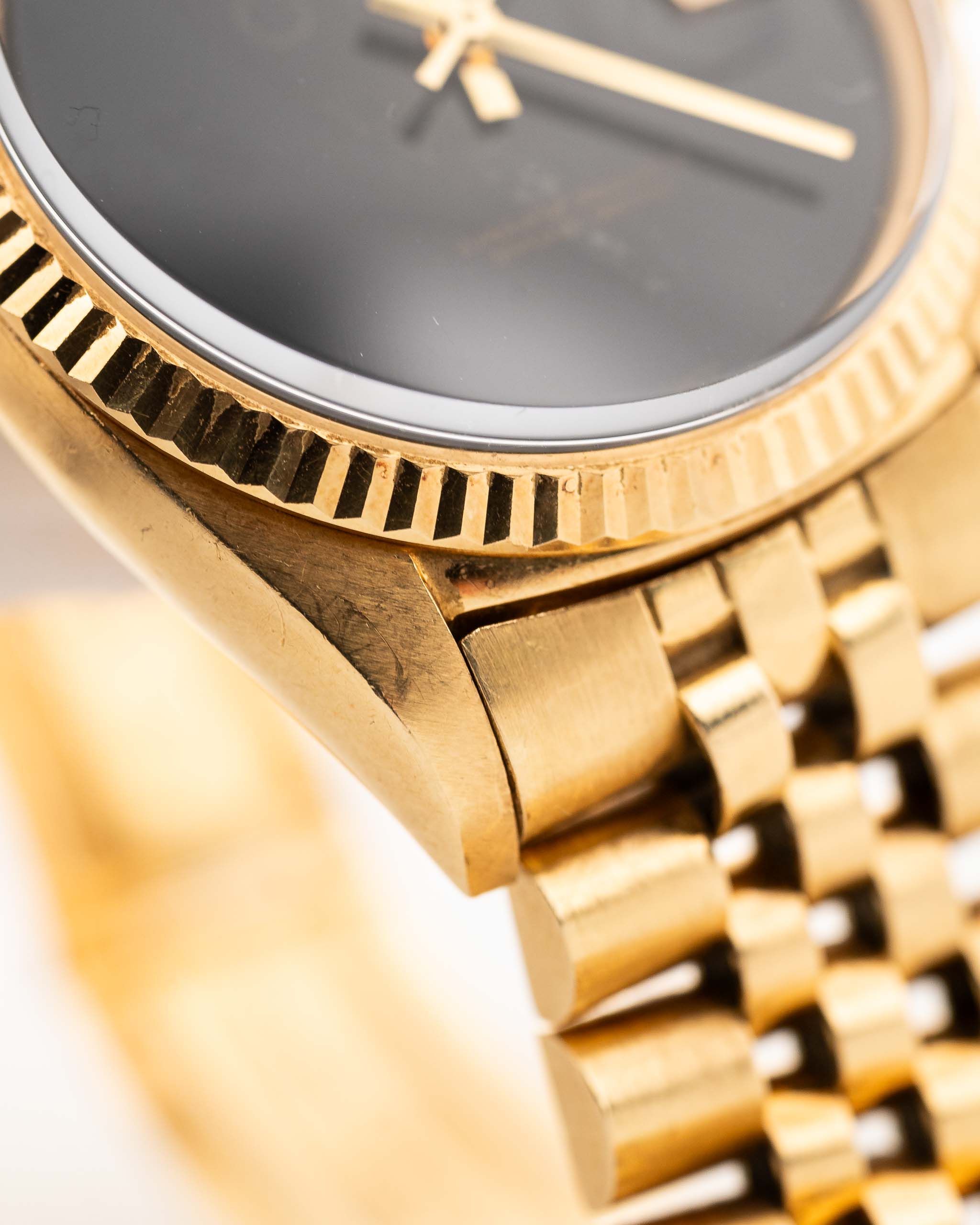 Royal Smoky  Black Glit Live Attraction AMG 1601 18k Gold